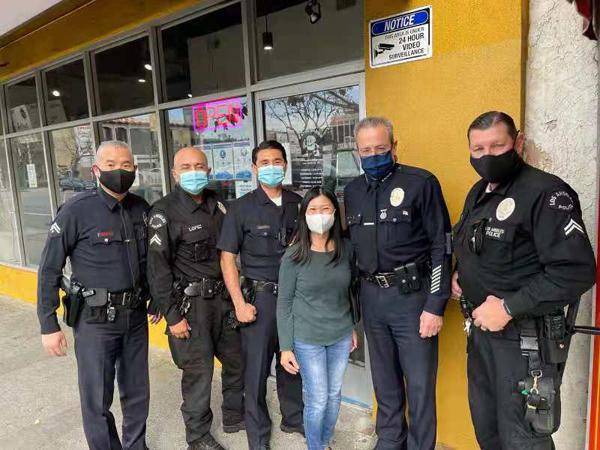 稳定民心 洛杉矶市警察局长摩尔等一行拜访华埠商户