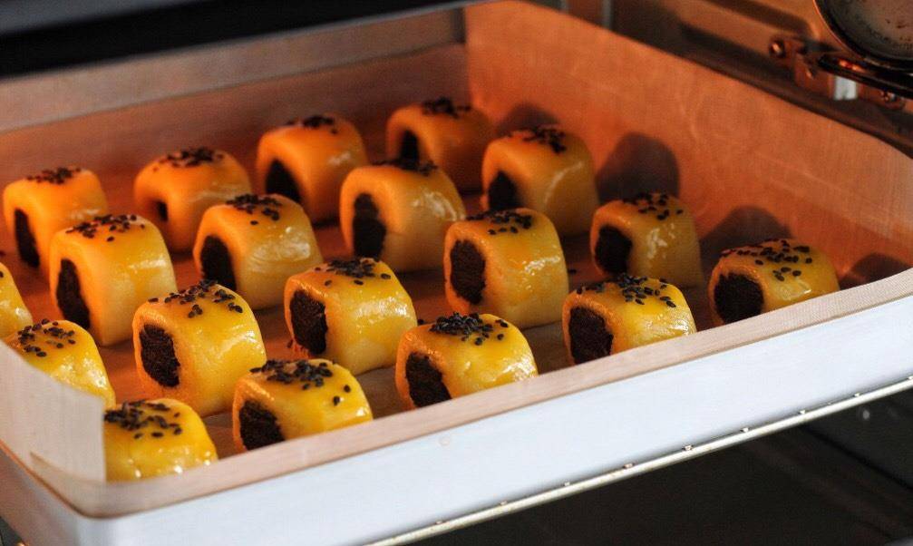 成豆沙或其它自己喜欢的,烤制时间和温度根据请自己家烤箱脾气做调整