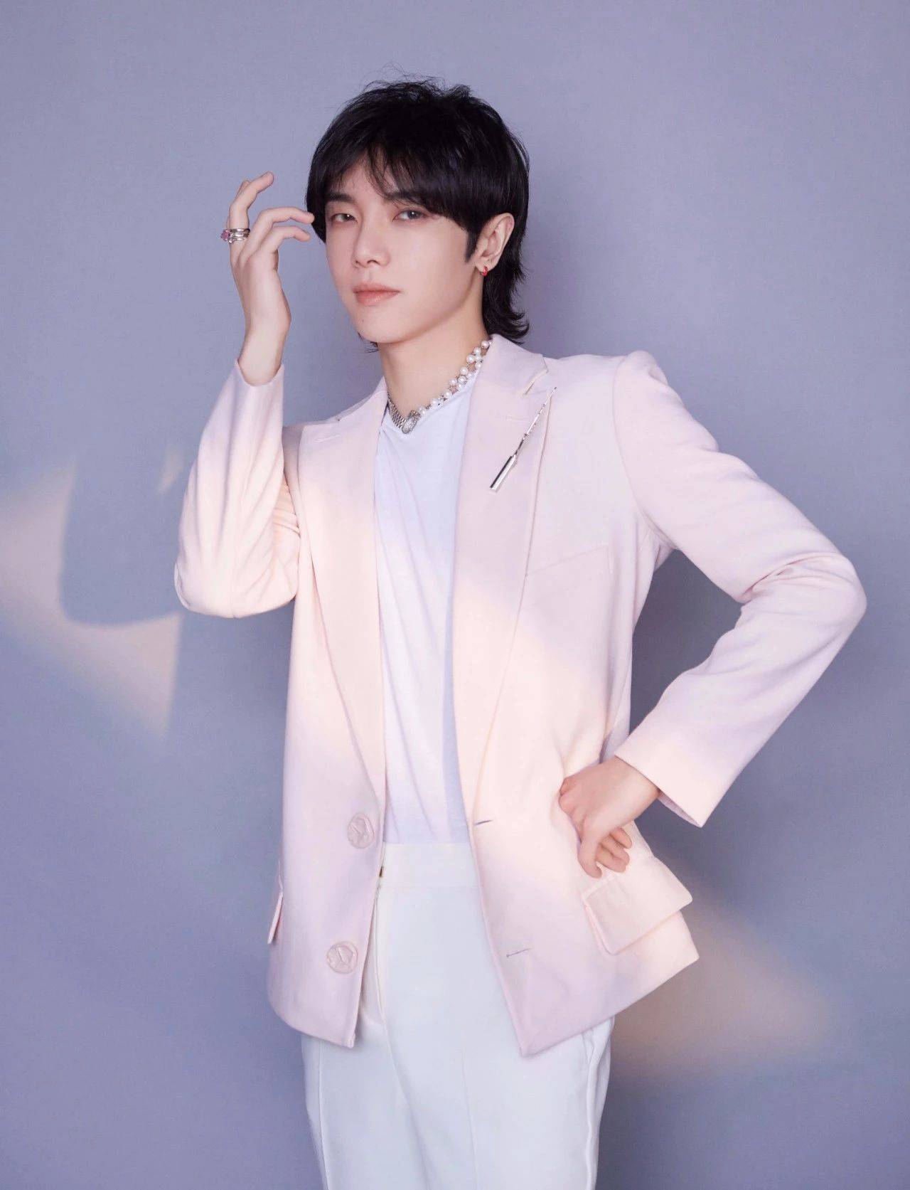 华晨宇壁纸一身樱花粉西装展现清新俊雅的少年形象