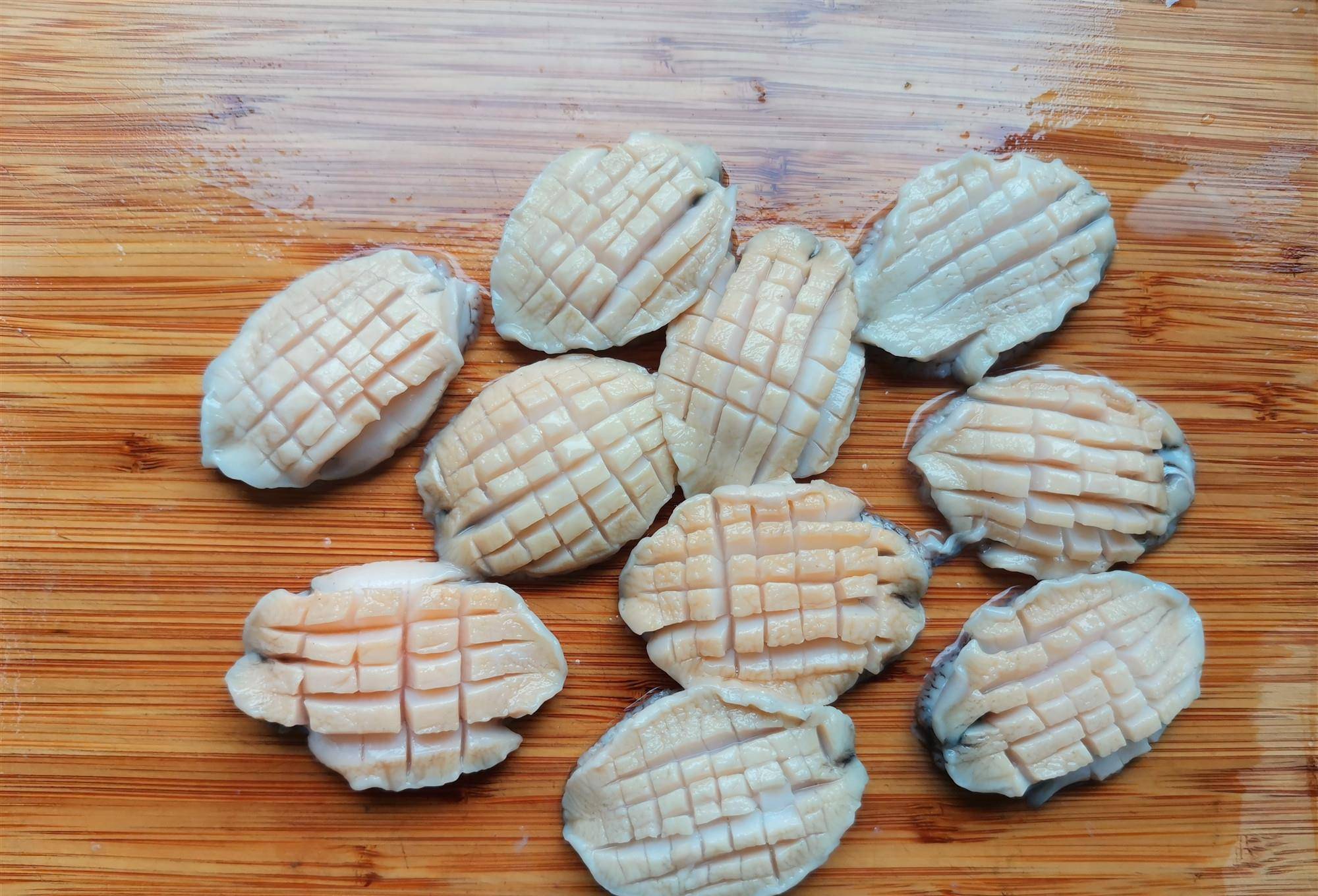 将鲍鱼黑色的肠肚摘除不要,还有鲍鱼的沙嘴也一起摘除不要,把鲍鱼洗净