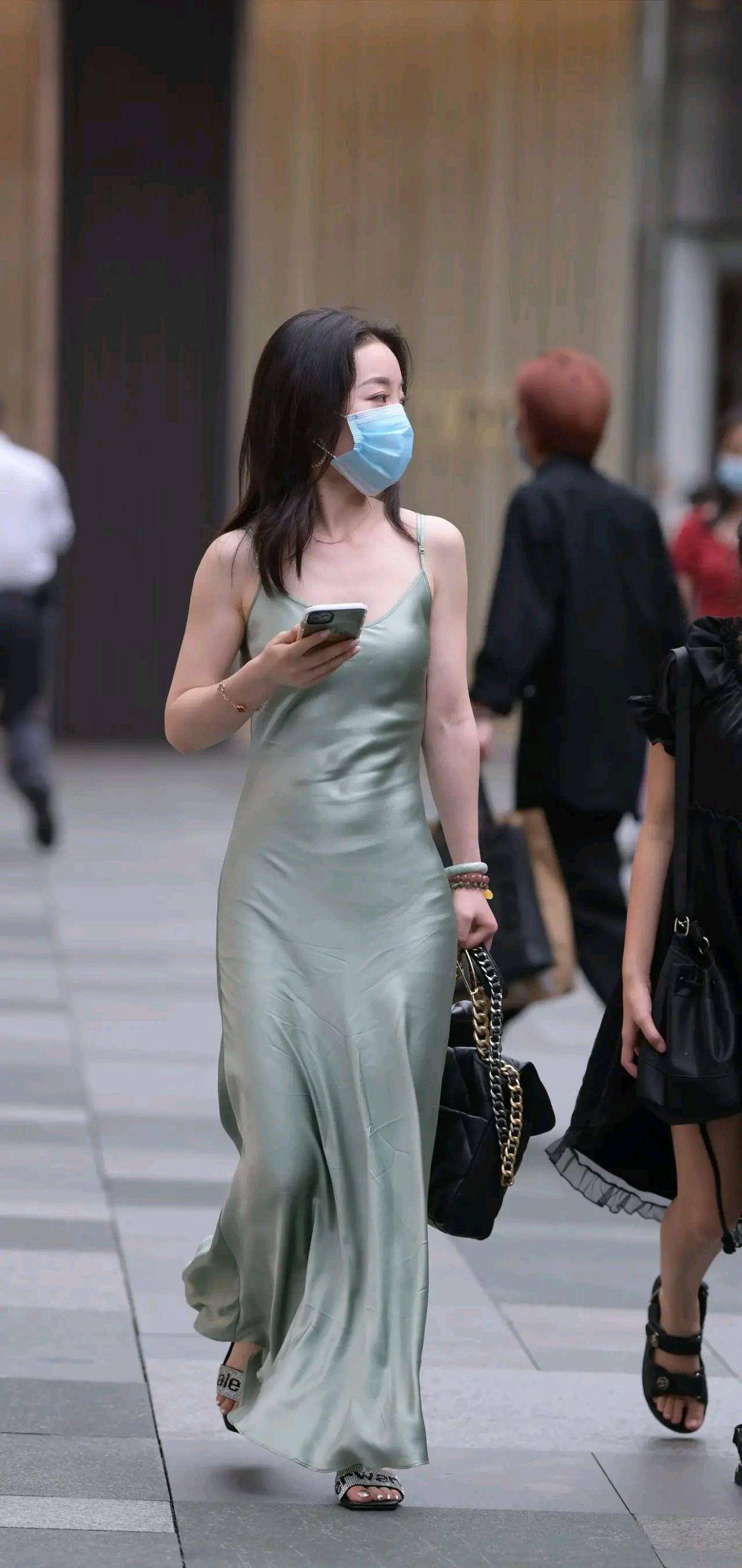 气质佳的美女穿上一条丝质吊带裙给人一种特别的"美感"!