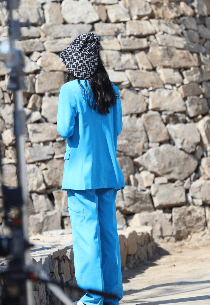 舒淇穿拖鞋上班太随性,背影却被拍成五五分,和宋丹丹同框似母女