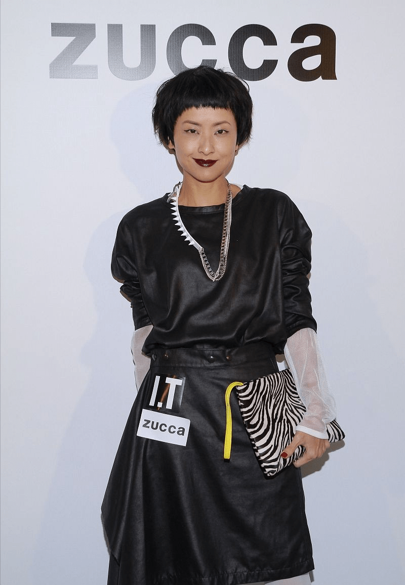 原创徐濠萦玩转黑白配黑裙配白丝袜不算什么嘴唇也涂成黑色才吸睛