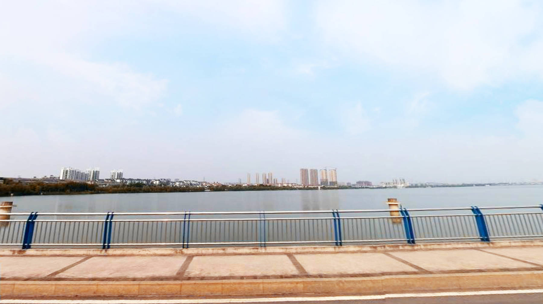 武汉远城区有条湖景马路：意境与白居易诗句很像，充满海滨风格