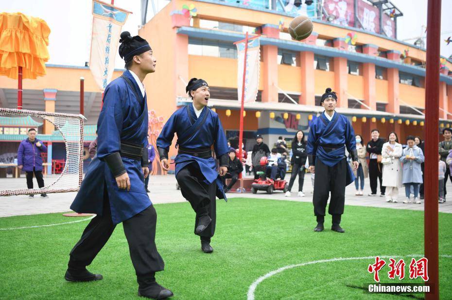 长沙举办清明蹴鞠