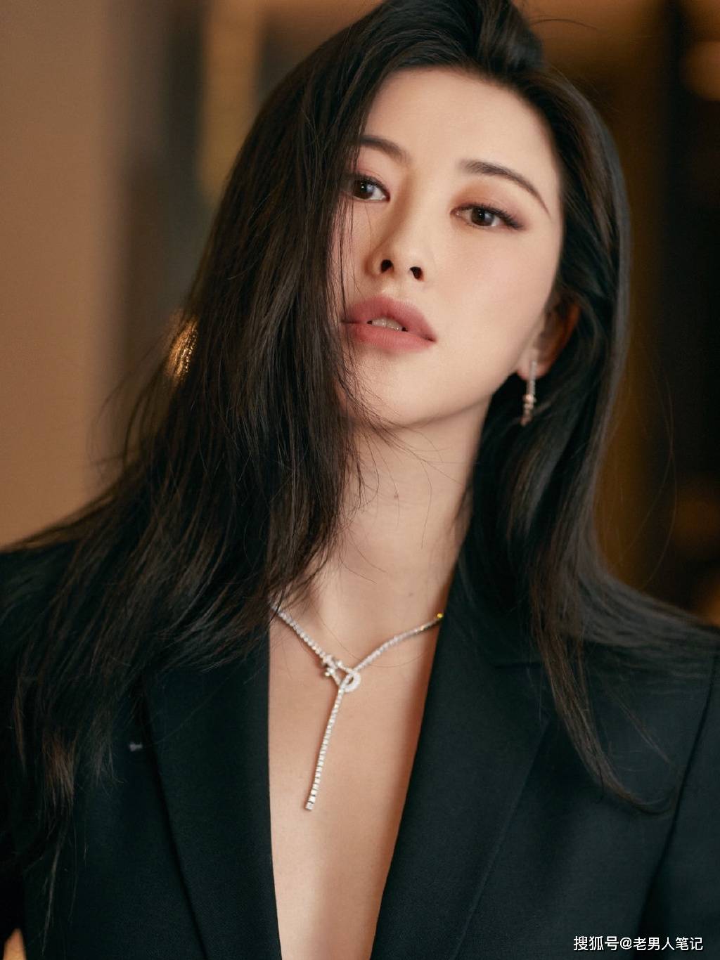 大婚不到20天后,朱珠穿紧身礼服挺着孕肚走红毯,恭喜姐姐