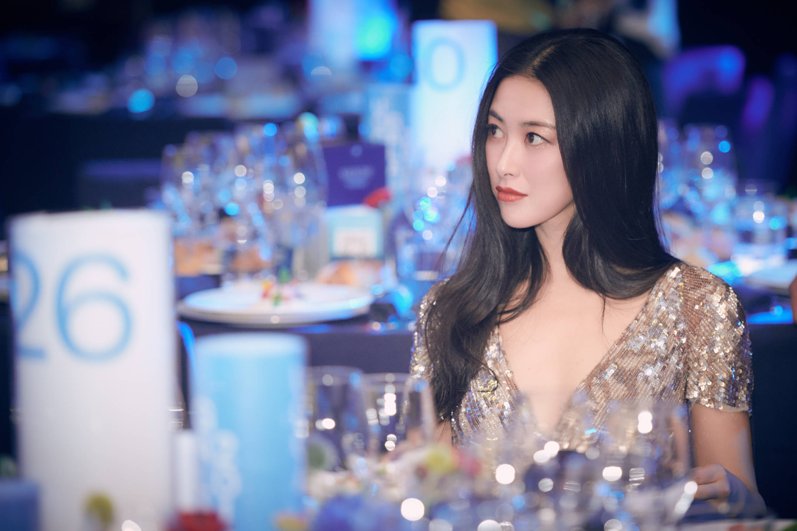 原创37岁的朱珠身材火辣容貌迷人她结婚啦老公是圈外人士