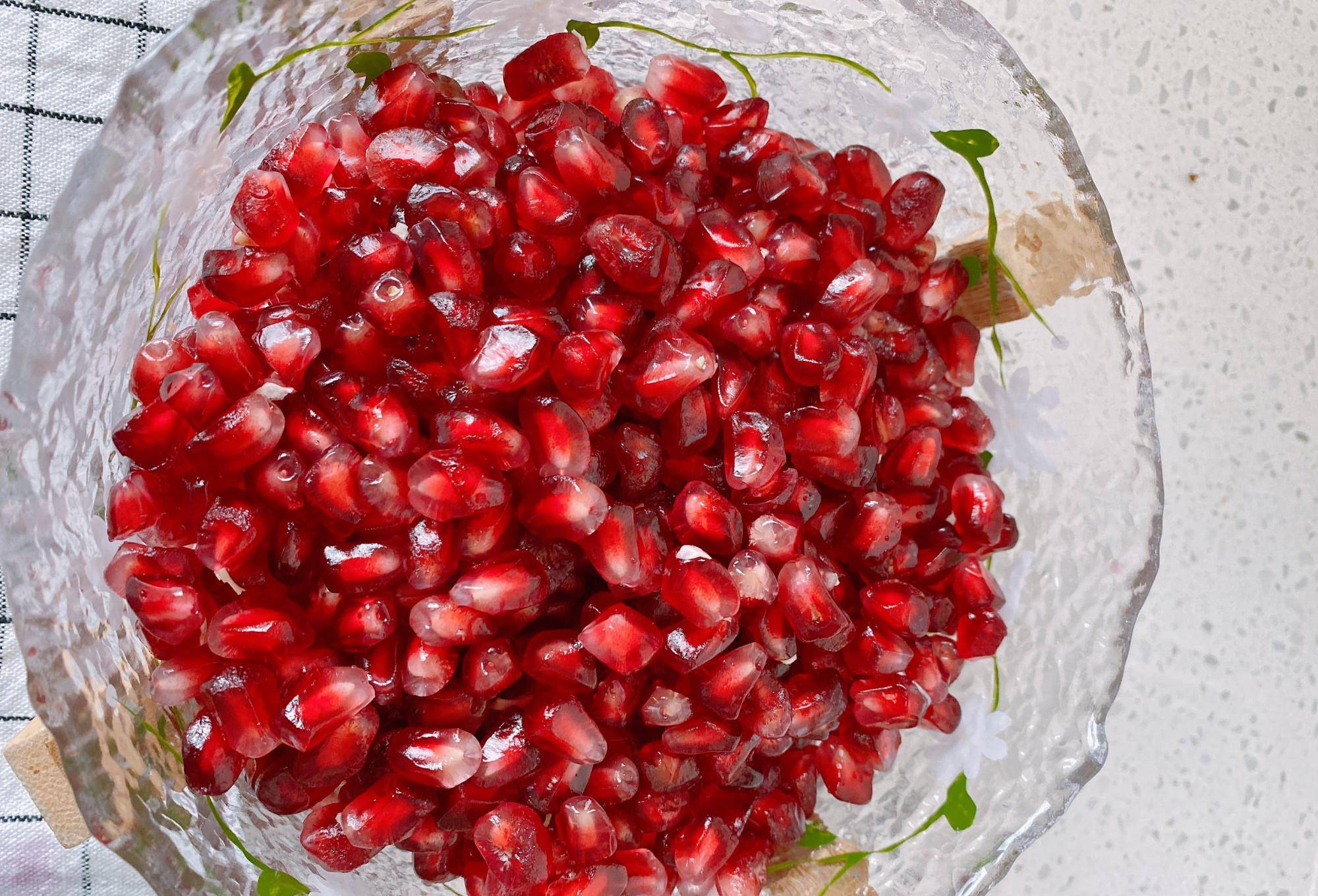 然后在石榴上铺上一层冰糖,这样一层石榴一层冰糖,装到大约8分满,最