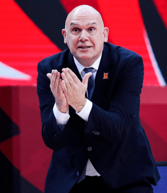 原创13中3运球砸脚面出界弗神复出未能力挽狂澜他实在有心无力