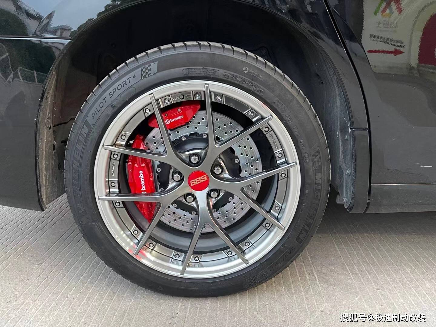 埃尔法改装刹车 升级布雷博brembo前六后四刹车卡钳，性能气质非凡搜狐汽车搜狐网 3095