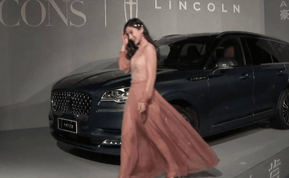 就连挺着大肚子的朱珠走红毯时,为了更美也穿了高跟鞋,没有人能跟她