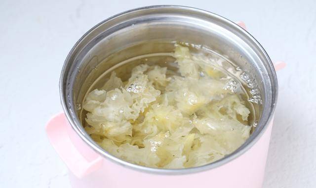 银耳煮多少分钟熟 c0da21cddd17482aaaa3ca75f409852b.jpeg