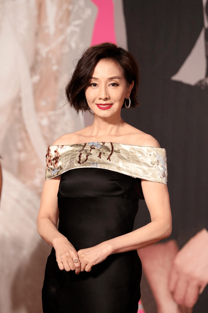 原创毛舜筠已经奶奶年纪短发配一字肩连衣裙61岁依然高贵优雅