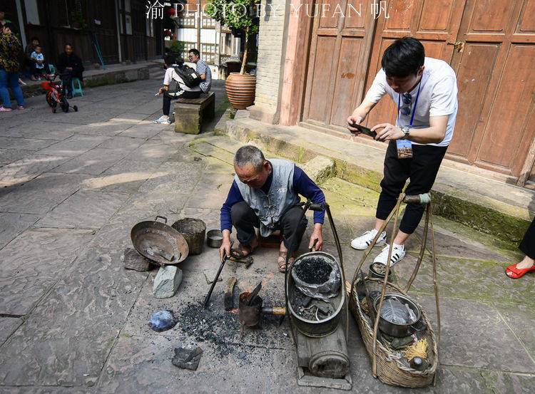 重庆安居古镇的补锅匠，补的不是锅，而是70、80后的童年记忆
