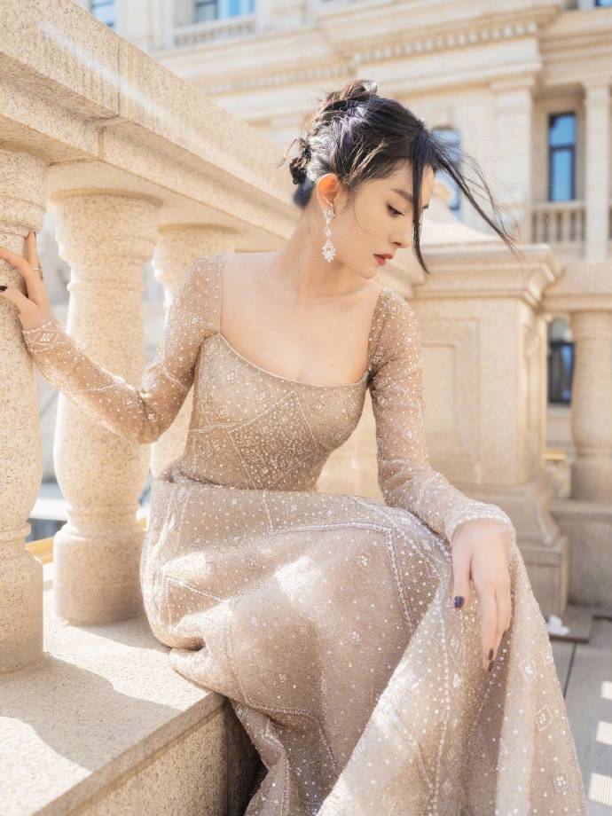 杨幂分享日常美照 长发飘飘超细蚂蚁腰抢镜