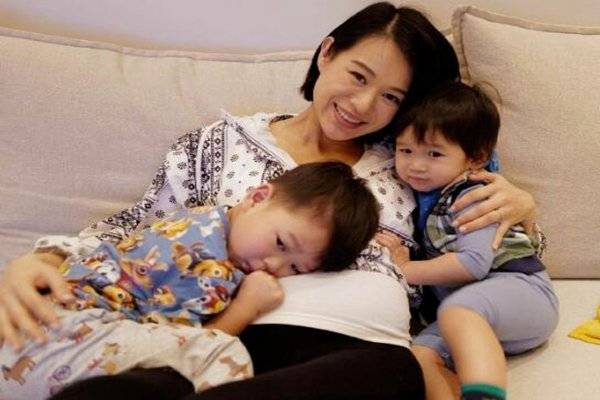 胡杏儿宣布三胎产子晒三兄弟温馨合照小儿子名字和正脸曝光