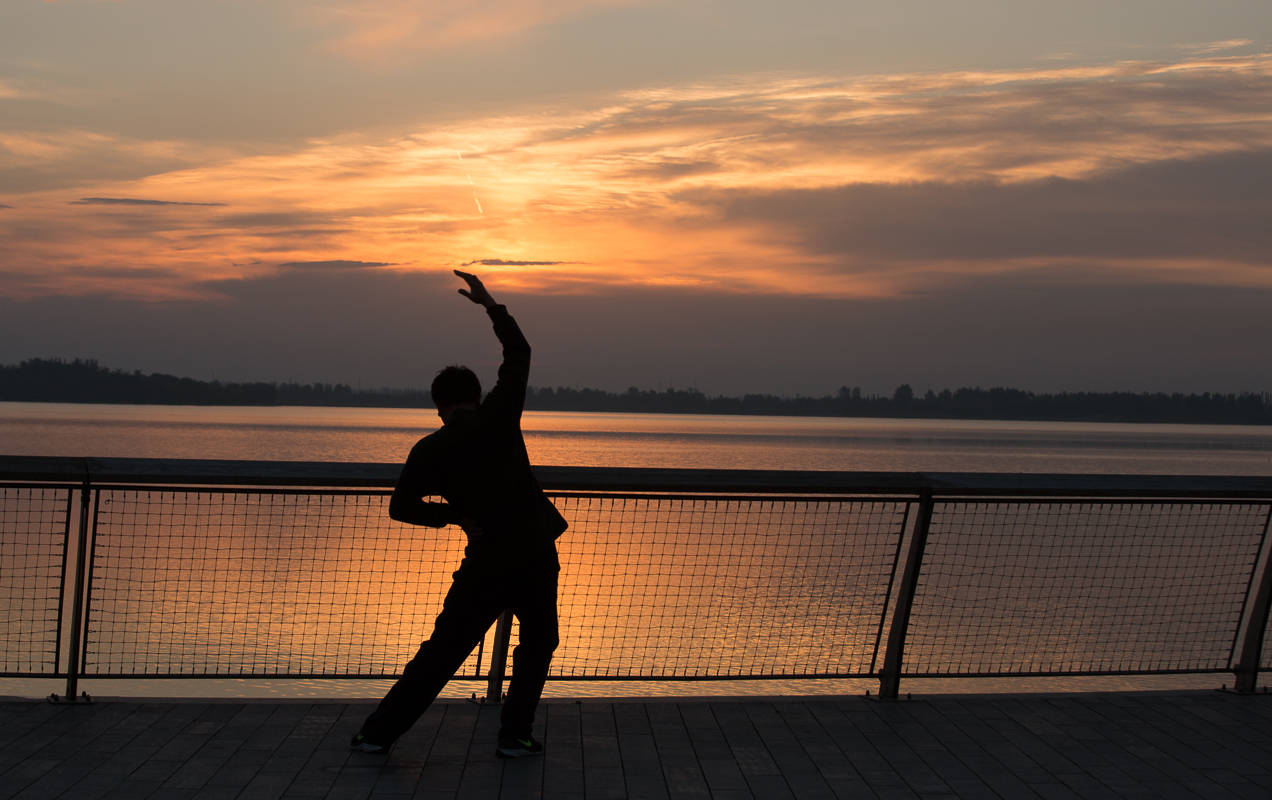 晨练太早夏季很多人选择天刚亮,趁着气温还没升上去的时候就出去晨练