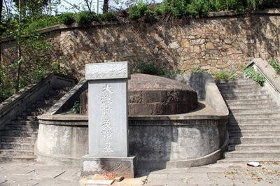 武汉市内有座帝王墓，就藏在车水马龙之中，知道的人不多