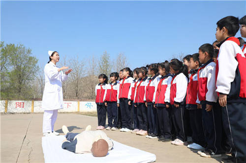 4月6日,在唐山市豐潤區姜家營鄉楊家鋪小學,醫護人員向學生傳授