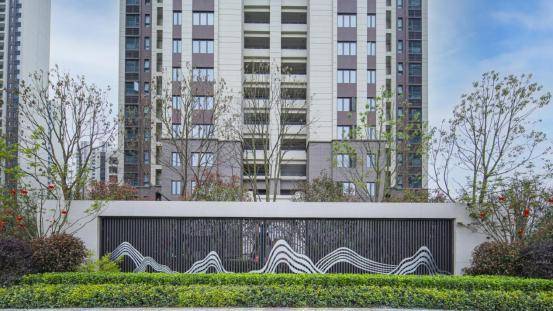 屏风设计的感觉,一眼望去尽是大气;先从大门说起吧,原以为北门为小区