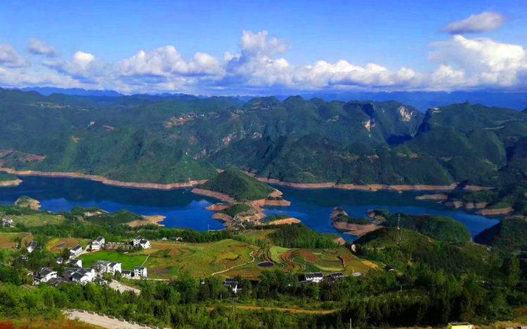 重庆云阳县唯一的少数民族乡，和湖北交界，拥有著名的龙缸景区