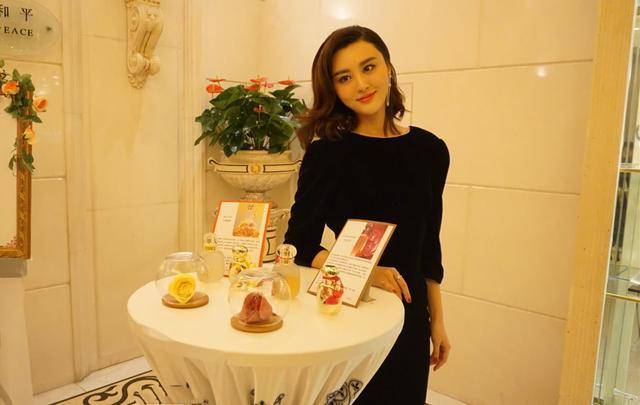 总的来说,甘露可以算得上是一个非常漂亮的女孩了,气质也很好,如今