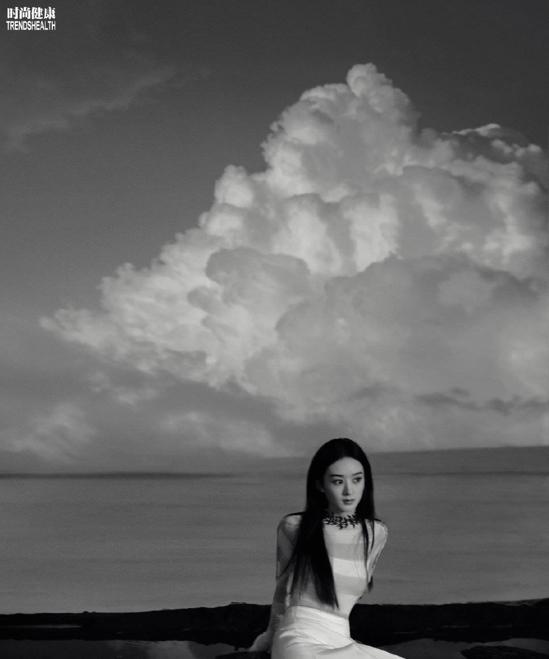 赵丽颖4月首封女王气场全开穿深v吊带裙大秀曲线沙滩照吸睛