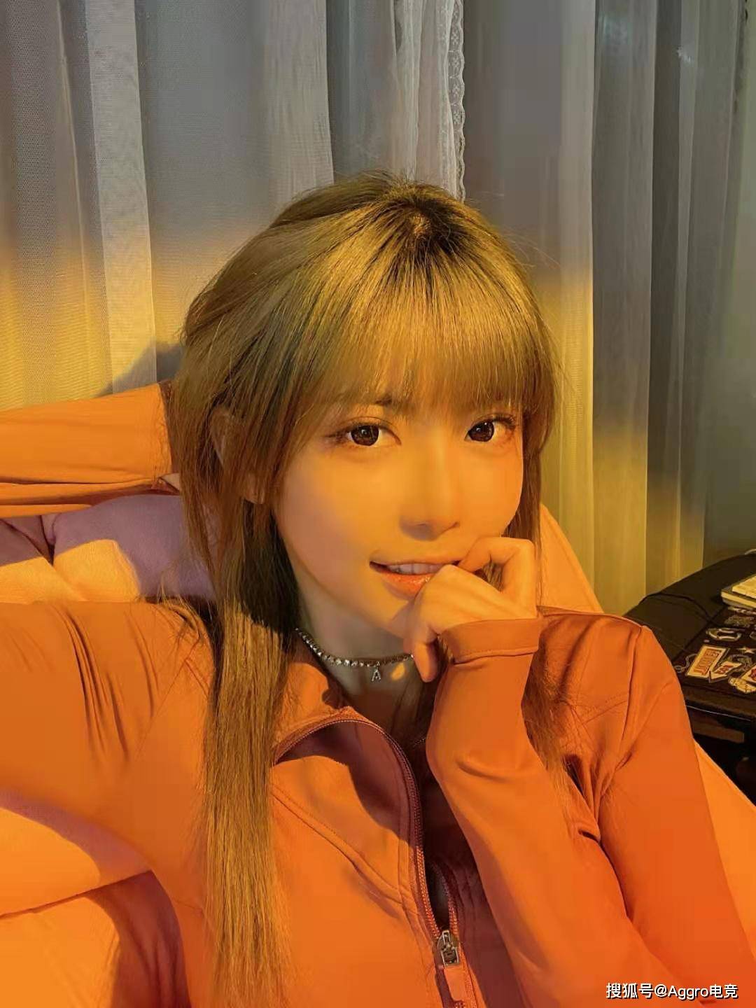 周姐被土豪粉丝吓到用这种方式逼她加班最后脸都笑麻了