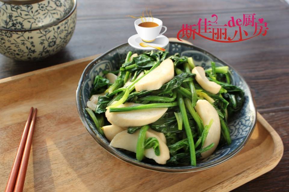 【杏鲍菇炒菠菜】原料 菠菜 杏鲍菇 油盐制作:烧锅水加入少许盐和几