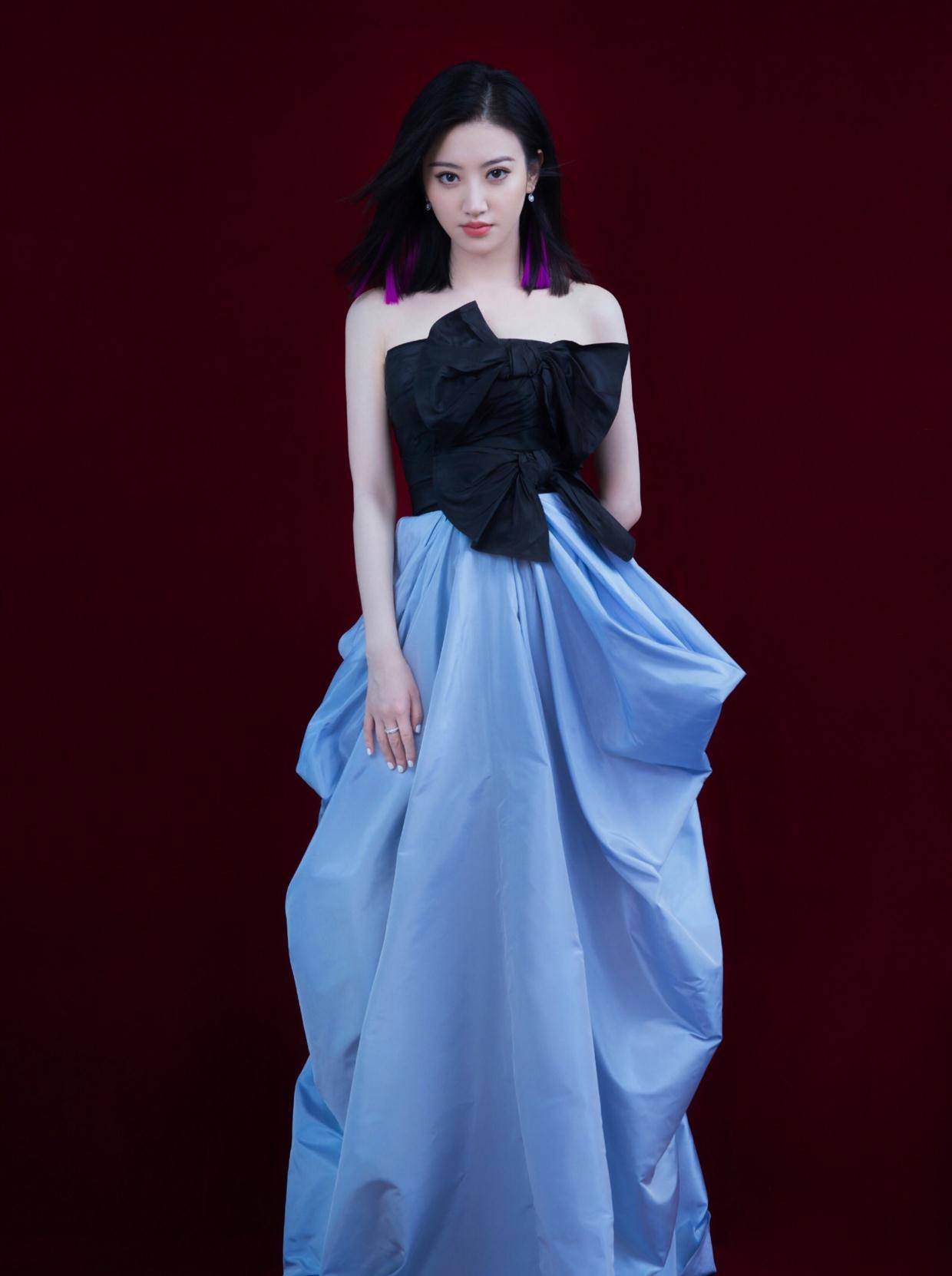 景甜不愧是丰满甜姐儿将银色吊带裙穿出不同魅力气质招摇