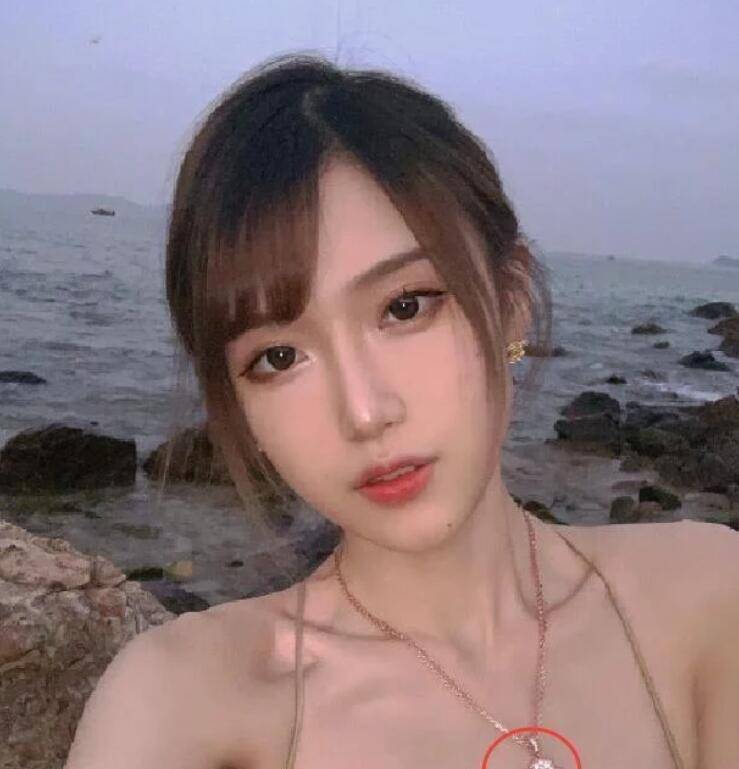 腐团儿海边秀吊带泳装无意暴露奢侈生活戴着的项链价值20万