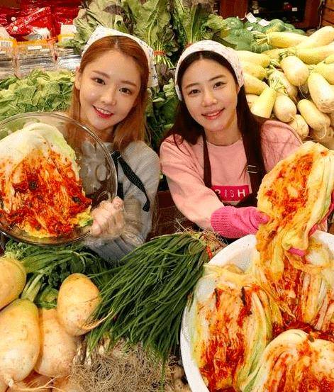 韩国游客在中国“炫富”，帮我包好五片西瓜，商贩：免费送你一个