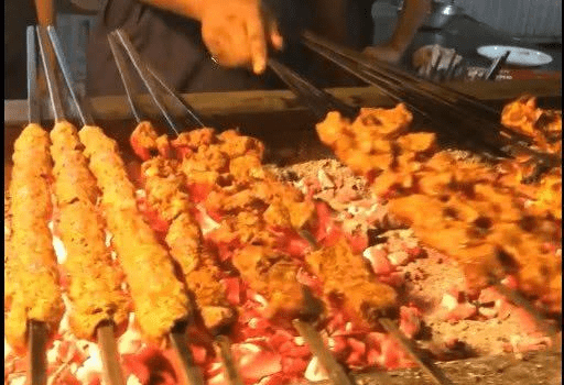来巴基斯坦吃烧烤，看到这样的羊肉串，感觉我们平时吃的是牙签肉