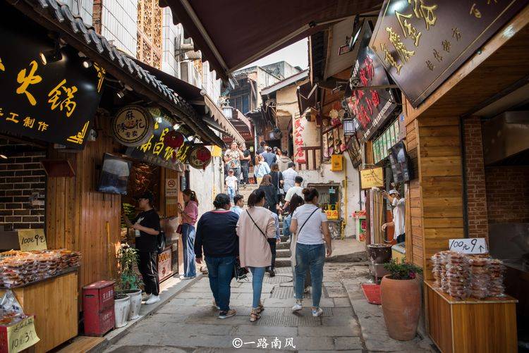 重庆差异性最大的古镇，第一座满街火锅味，第二座游览像在爬山