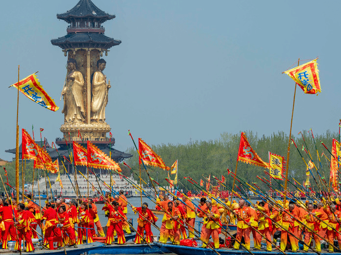 溱潼会船节开幕场面堪称水上庙会