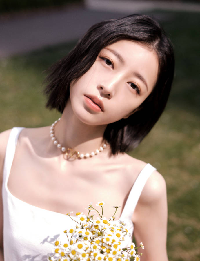 周雨彤晒春日清新大片一袭长裙配小雏菊尽显优雅似乎在和春天约会