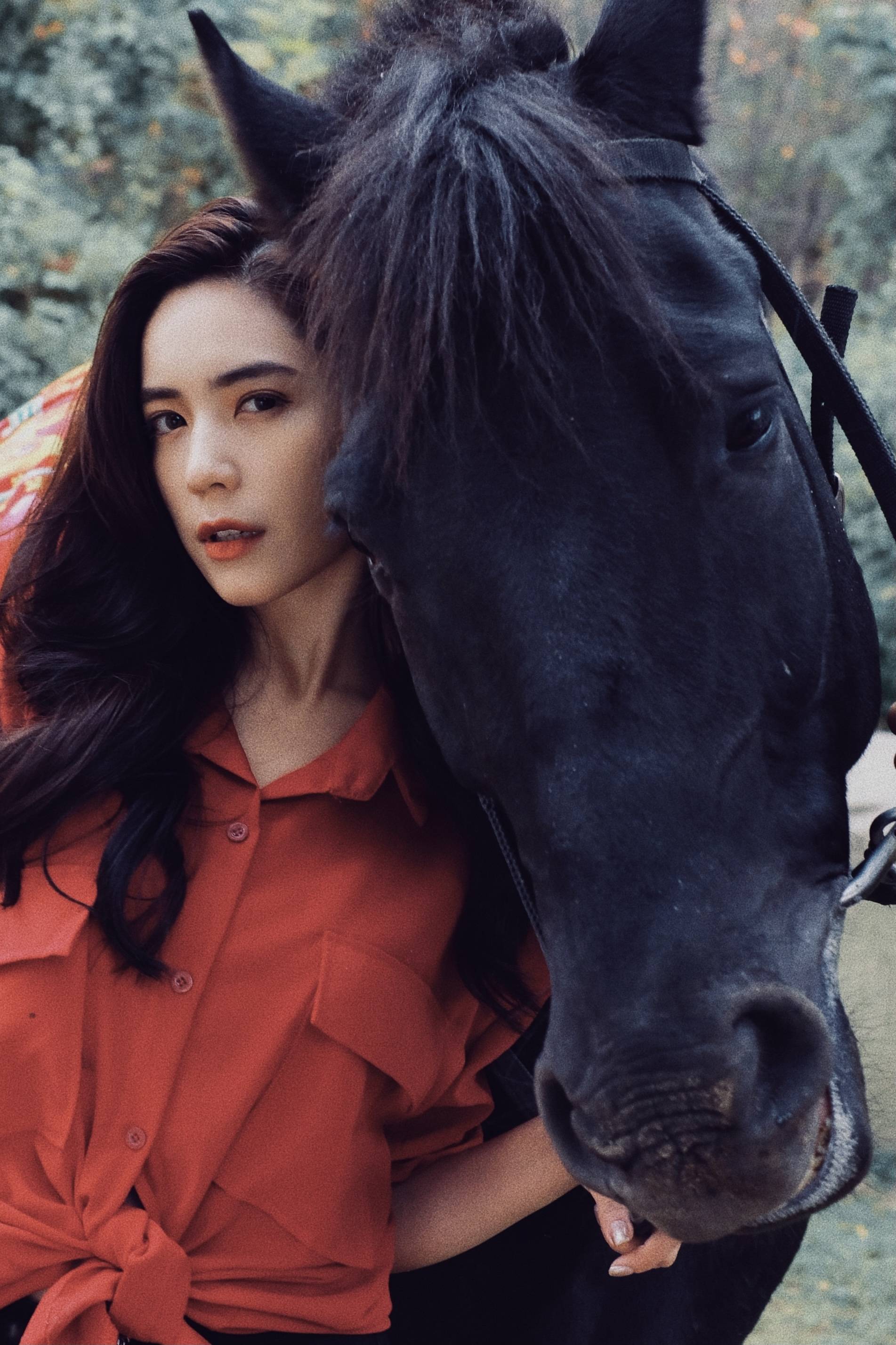 夏若妍和钟楚红一样都是野生美人她迷人的不止是颜值