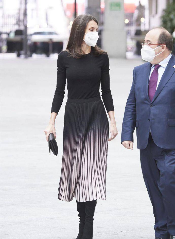 莱蒂齐亚穿渐变风裙子搭绒面大衣,很有时尚大咖范,风度翩翩