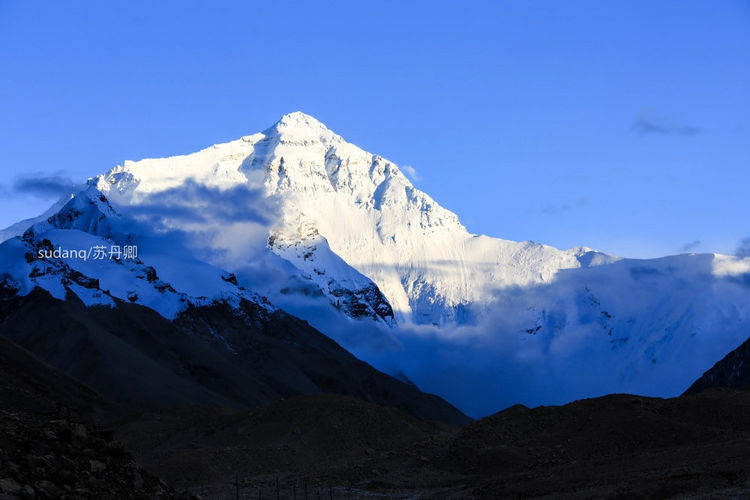 西藏有这么两座雪山：一座世人抢着攀登，一座却无人胆敢冒犯