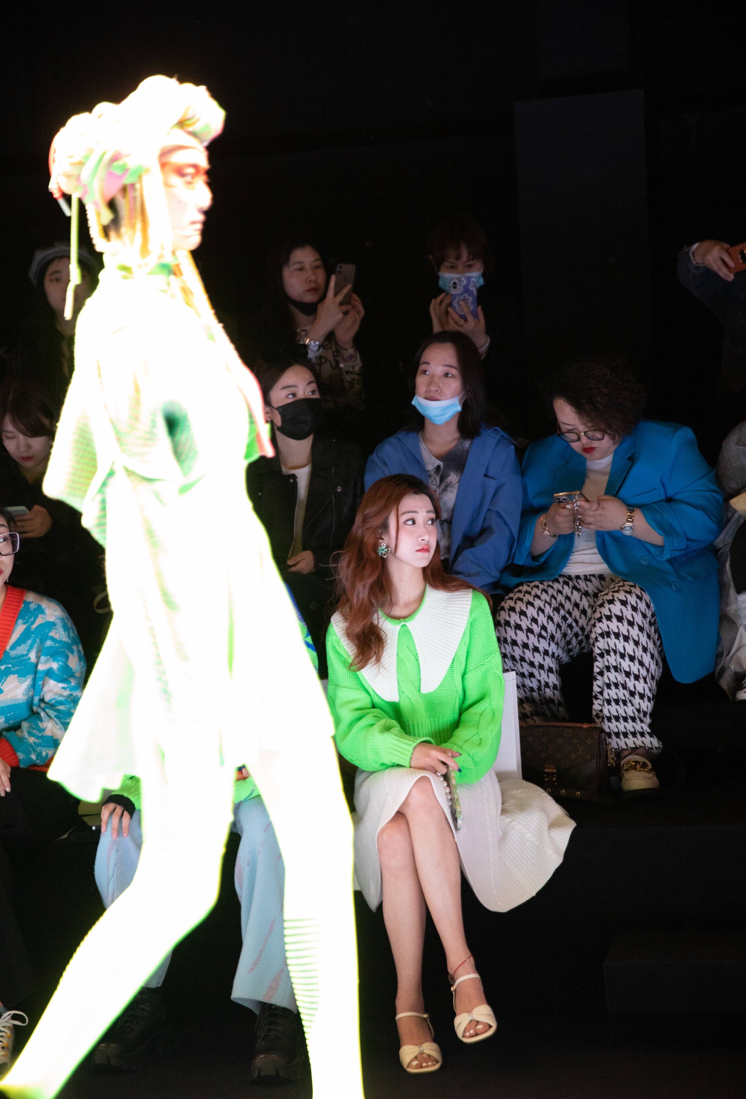 朱圣祎amber同框观秀超养眼荧光绿上衣生图白到发光