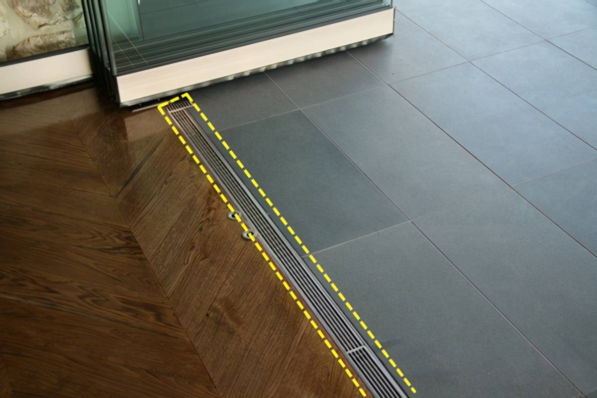 物业不让封阳台他把排水槽跟阳台门轨道合二为一好看还不积水