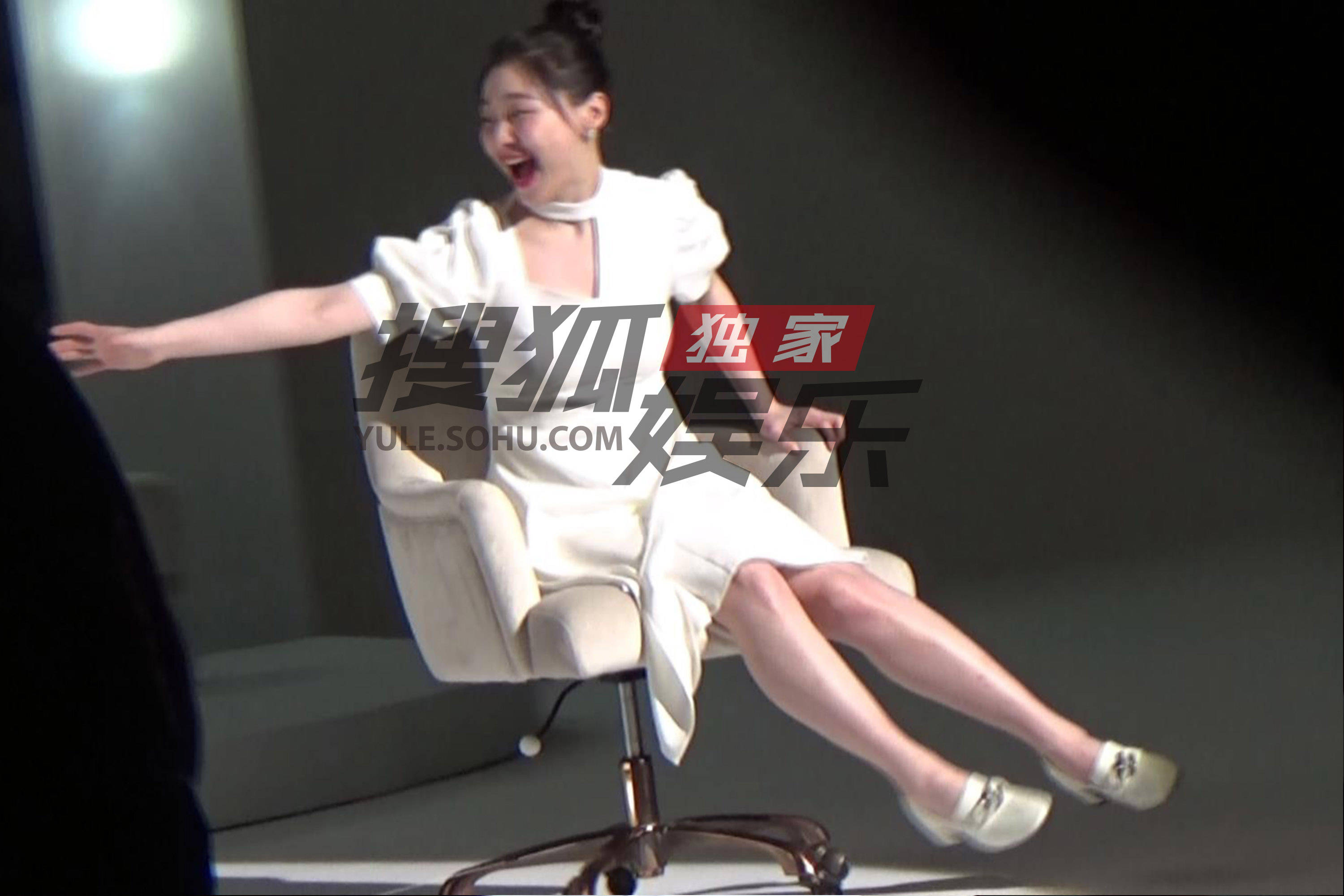 独家金靖拍广告穿白裙走高雅风开拍后露喜感笑容