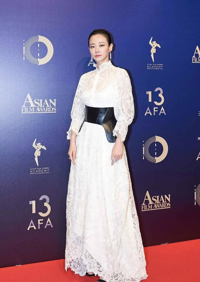 铁娘子谭卓是真敢穿短bra配长裙秀美腰身材曲线完美