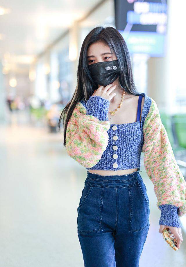 这是鞠婧祎漫步在机场的样子,从画面中来看鞠婧祎的身材比例非常的不