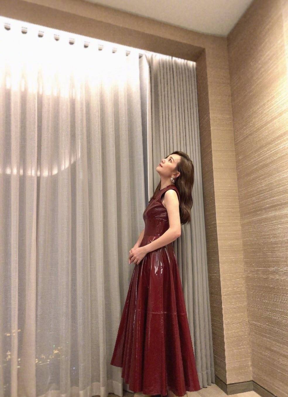 梁静茹离婚后美得高调,红色皮裙优雅大气,搭大波浪卷发风情万种