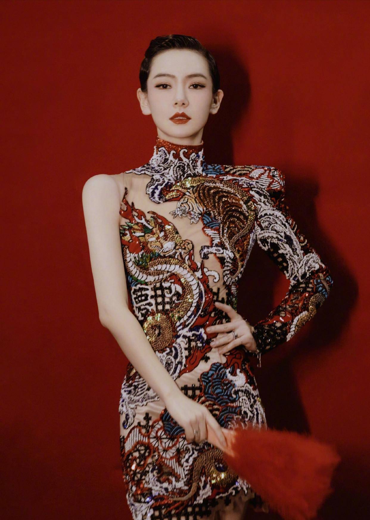旗袍女杀手扭断脖子 女生剪刀腿杀人视频