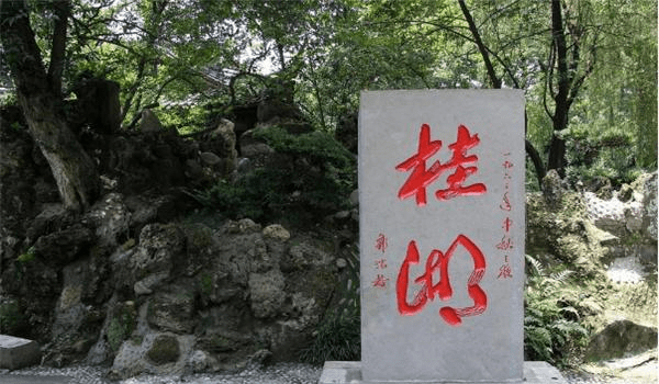 四川人气十足的桂湖公园，迅速走红，环湖一周以种桂树而闻名