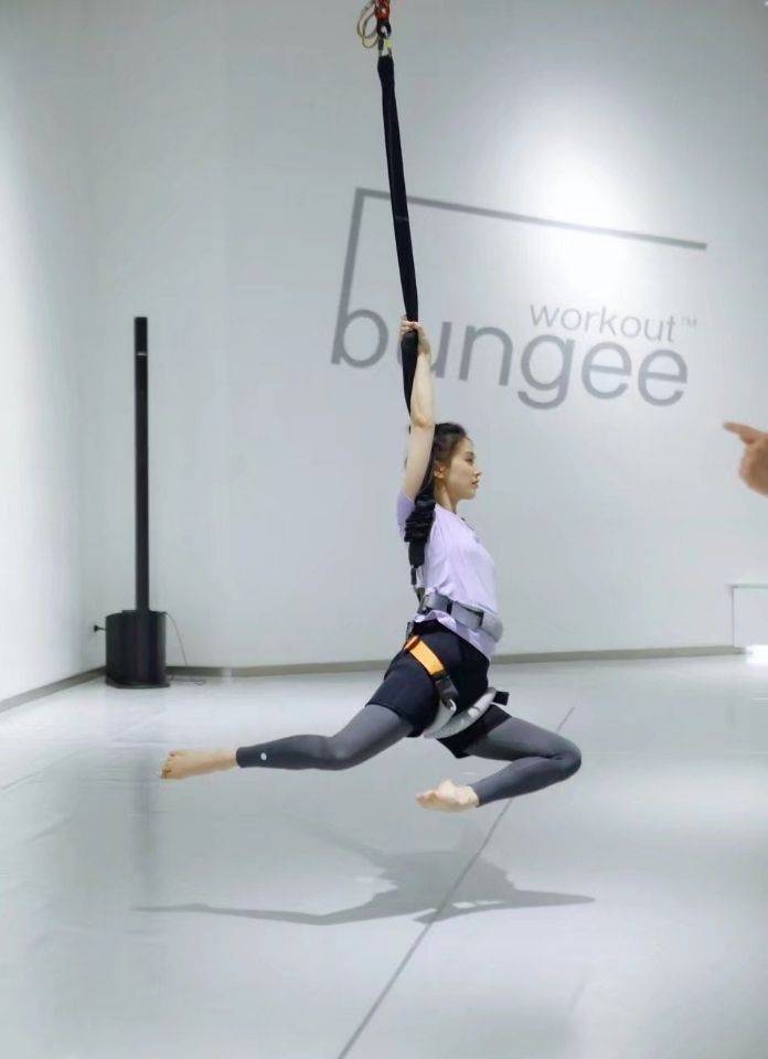 黄圣依晒健身照秀柯基臀自曝曾在水里连拍12小时吻戏