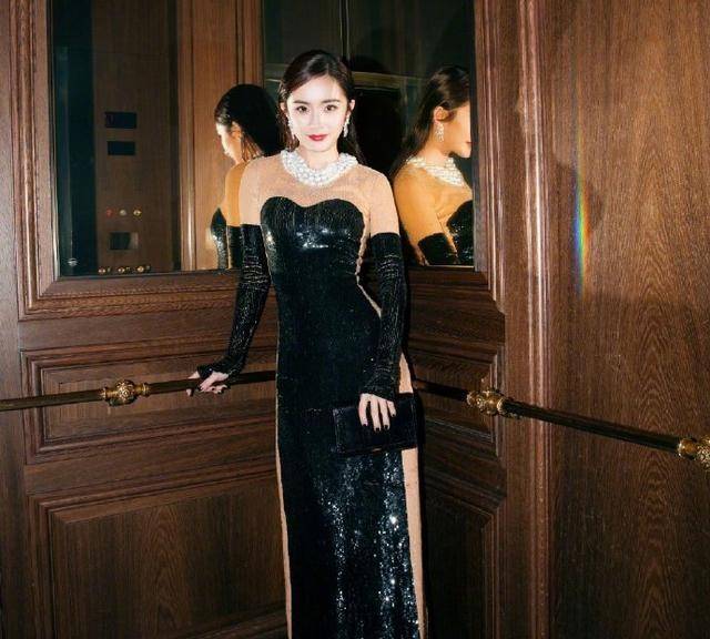 杨幂这次真拼,穿成"美女寿司"成焦点,凹凸感更是藏不住