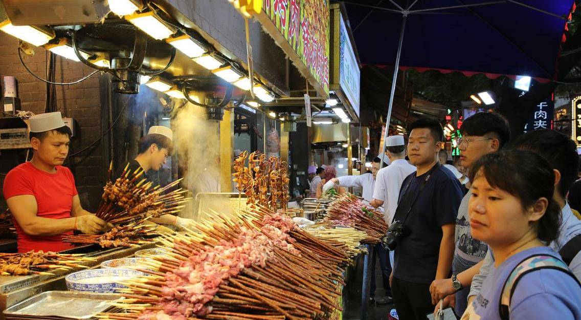 来西安回民街，感受“肉”与“馍”的魅力，寻味回民街